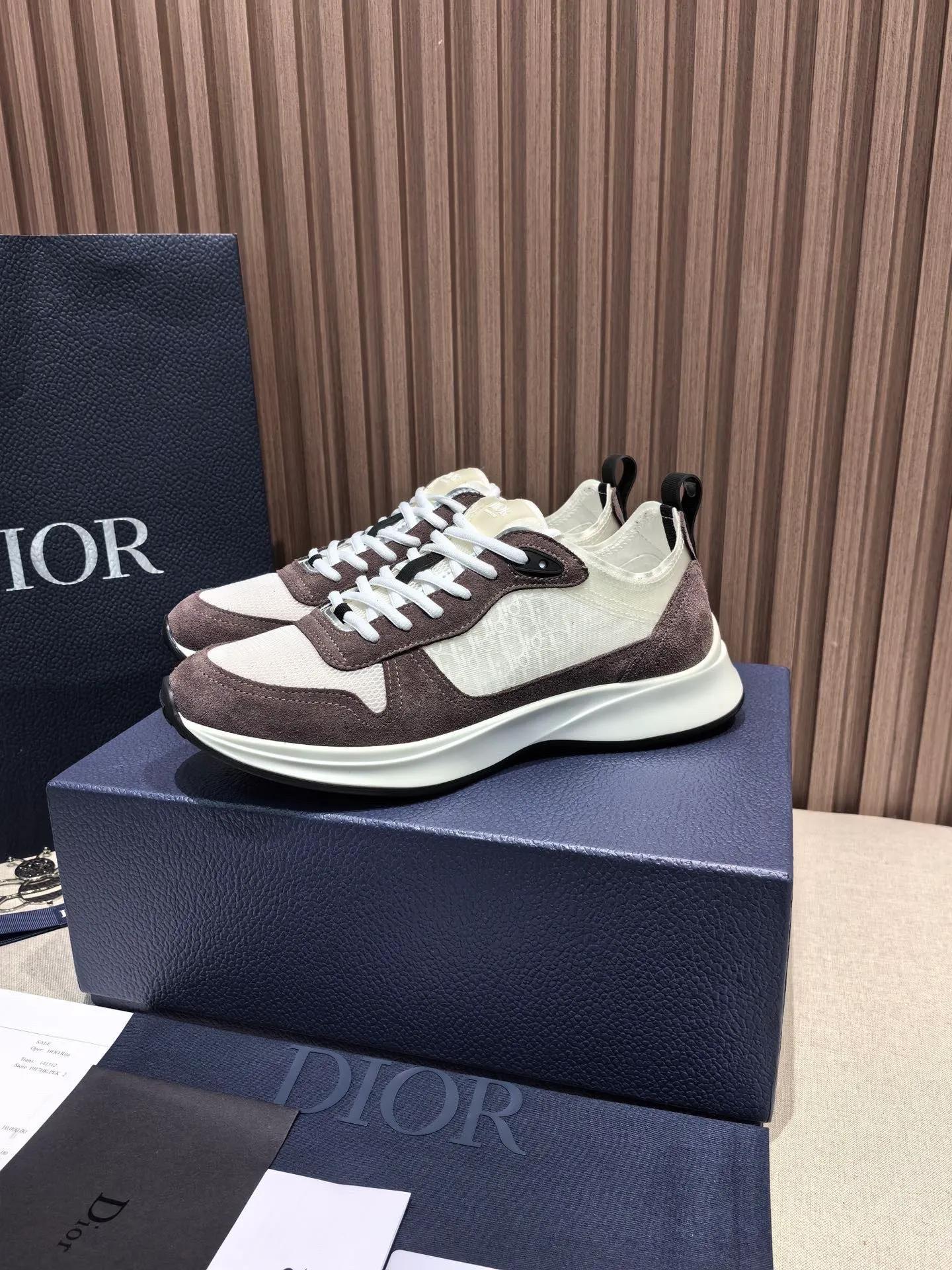 Factory price: 440💰 🔍Top purchasing agent🇮🇹 Dior's super-popular sports shoes, popular for street men, are synchronized with the new product counters. The uppers are made of Italian original imported cowhide and matched with D's customized fabrics. It is a must-have for fashionistas. The complex craftsmanship is perfectly reproduced. Imported soft cowhide foot pads, soles: original soles specially provided by the original factory, exclusive movable molded soles are super comfortable, original factory follow-up goods, 🔍🔍high quality, you can enter and exit the counter at will, welcome to compare, code number 38-45 (46 can be customized and cannot be returned or exchanged)